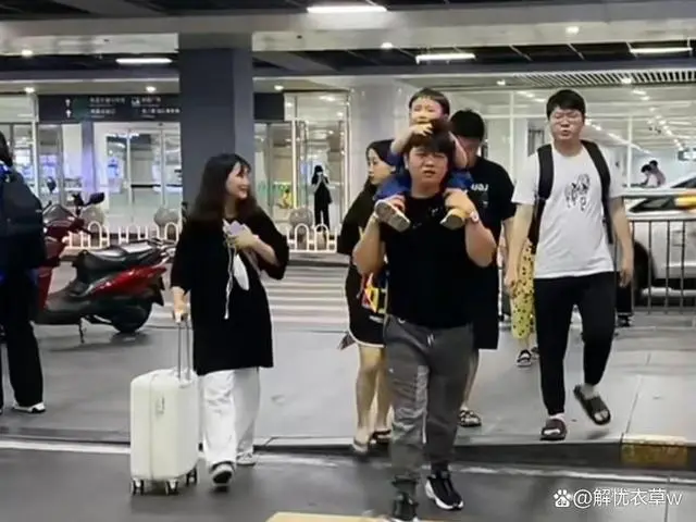 Nghỉ hè về nhà cậu chơi, 16 đứa cháu một ngày ăn hết 8kg gạo khiến cậu khóc dở mếu dở: Bao giờ mới hết hè?- Ảnh 2. Nghỉ hè về nhà cậu chơi, 16 đứa cháu một ngày ăn hết 8kg gạo khiến cậu khóc dở mếu dở: Bao giờ mới hết hè?- Ảnh 2.