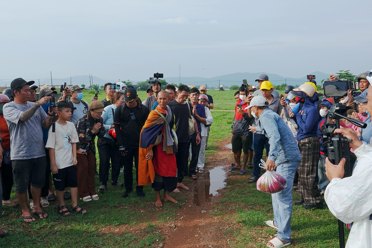 Ông Thích Minh Tuệ tự nguyện dừng việc đi bộ khất thực: Đoàn Youtuber, Tiktoker đi theo đã giải tán- Ảnh 3.