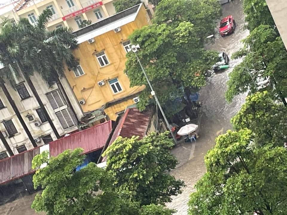 7.025 cú sấm sét dội xuống Hà Nội trong gần 3h, mưa trắng trời, nhiều tuyến phố ngập sâu- Ảnh 6. 7.025 cú sấm sét dội xuống Hà Nội trong gần 3h, mưa trắng trời, nhiều tuyến phố ngập sâu- Ảnh 6.
