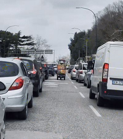 Xe ba gác gây sốt mạng xã hội- Ảnh 5. Xe ba gác gây sốt mạng xã hội- Ảnh 5.