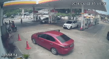 Xuống ô tô vẫn để máy nổ, người phụ nữ không ngờ tới màn cướp xe gay cấn như trong phim- Ảnh 2. Xuống ô tô vẫn để máy nổ, người phụ nữ không ngờ tới màn cướp xe gay cấn như trong phim- Ảnh 2.