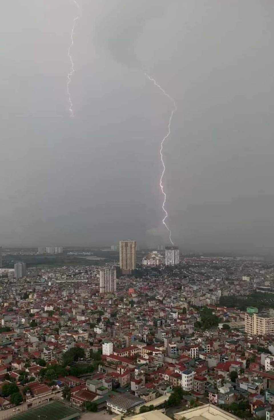 7.025 cú sấm sét dội xuống Hà Nội trong gần 3h, mưa trắng trời, nhiều tuyến phố ngập sâu- Ảnh 3. 7.025 cú sấm sét dội xuống Hà Nội trong gần 3h, mưa trắng trời, nhiều tuyến phố ngập sâu- Ảnh 3.