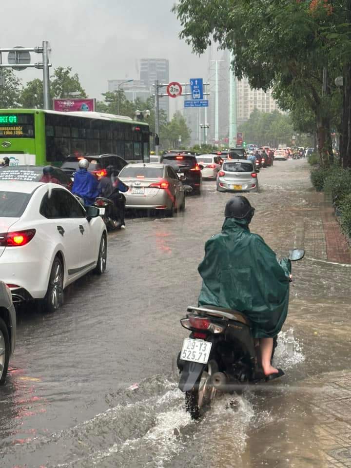 7.025 cú sấm sét dội xuống Hà Nội trong gần 3h, mưa trắng trời, nhiều tuyến phố ngập sâu- Ảnh 9.