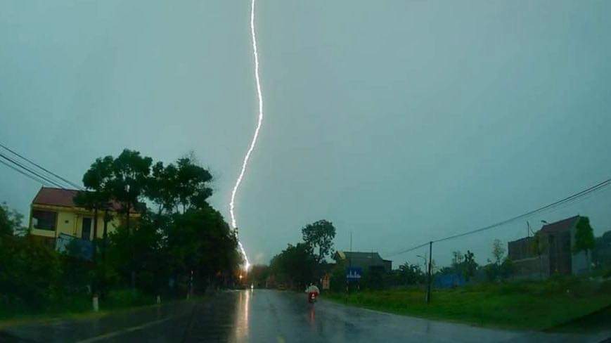 7.025 cú sấm sét dội xuống Hà Nội trong gần 3h, mưa trắng trời, nhiều tuyến phố ngập sâu- Ảnh 4. 7.025 cú sấm sét dội xuống Hà Nội trong gần 3h, mưa trắng trời, nhiều tuyến phố ngập sâu- Ảnh 4.