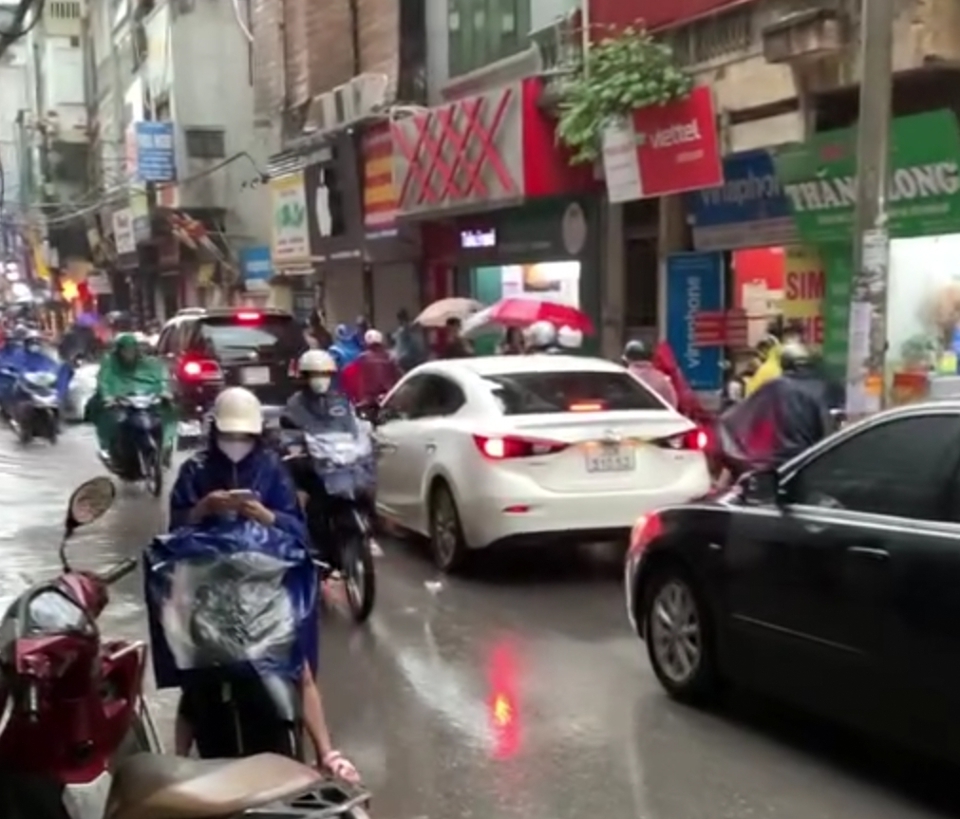 7.025 cú sấm sét dội xuống Hà Nội trong gần 3h, mưa trắng trời, nhiều tuyến phố ngập sâu- Ảnh 8. 7.025 cú sấm sét dội xuống Hà Nội trong gần 3h, mưa trắng trời, nhiều tuyến phố ngập sâu- Ảnh 8.