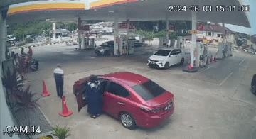 Xuống ô tô vẫn để máy nổ, người phụ nữ không ngờ tới màn cướp xe gay cấn như trong phim- Ảnh 1. Xuống ô tô vẫn để máy nổ, người phụ nữ không ngờ tới màn cướp xe gay cấn như trong phim- Ảnh 1.