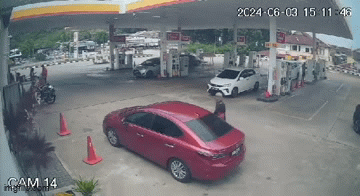 Xuống ô tô vẫn để máy nổ, người phụ nữ không ngờ tới màn cướp xe gay cấn như trong phim- Ảnh 3. Xuống ô tô vẫn để máy nổ, người phụ nữ không ngờ tới màn cướp xe gay cấn như trong phim- Ảnh 3.