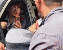 Bà bầu 7 tháng “đại náo” đánh chửi người giữa đường: Camera ghi lại sự việc gây phẫn nộ!- Ảnh 1. Bà bầu 7 tháng “đại náo” đánh chửi người giữa đường: Camera ghi lại sự việc gây phẫn nộ!- Ảnh 1.