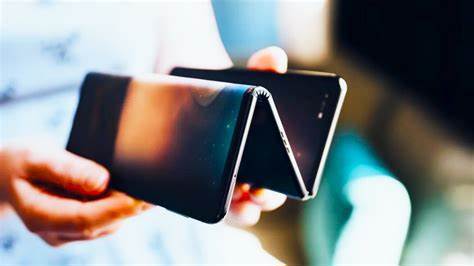 Điện thoại màn hình gập đôi của Samsung vẫn bình thường: Huawei chơi lớn khi làm hẳn điện thoại "gập ba"- Ảnh 2. Điện thoại màn hình gập đôi của Samsung vẫn bình thường: Huawei chơi lớn khi làm hẳn điện thoại "gập ba"- Ảnh 2.
