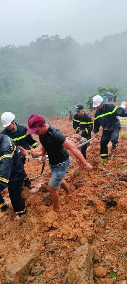 Hiện trường vụ sạt lở đất vùi lấp xe khách ở Hà Giang khiến ít nhất 7 người tử vong- Ảnh 3. Hiện trường vụ sạt lở đất vùi lấp xe khách ở Hà Giang khiến ít nhất 7 người tử vong- Ảnh 3.