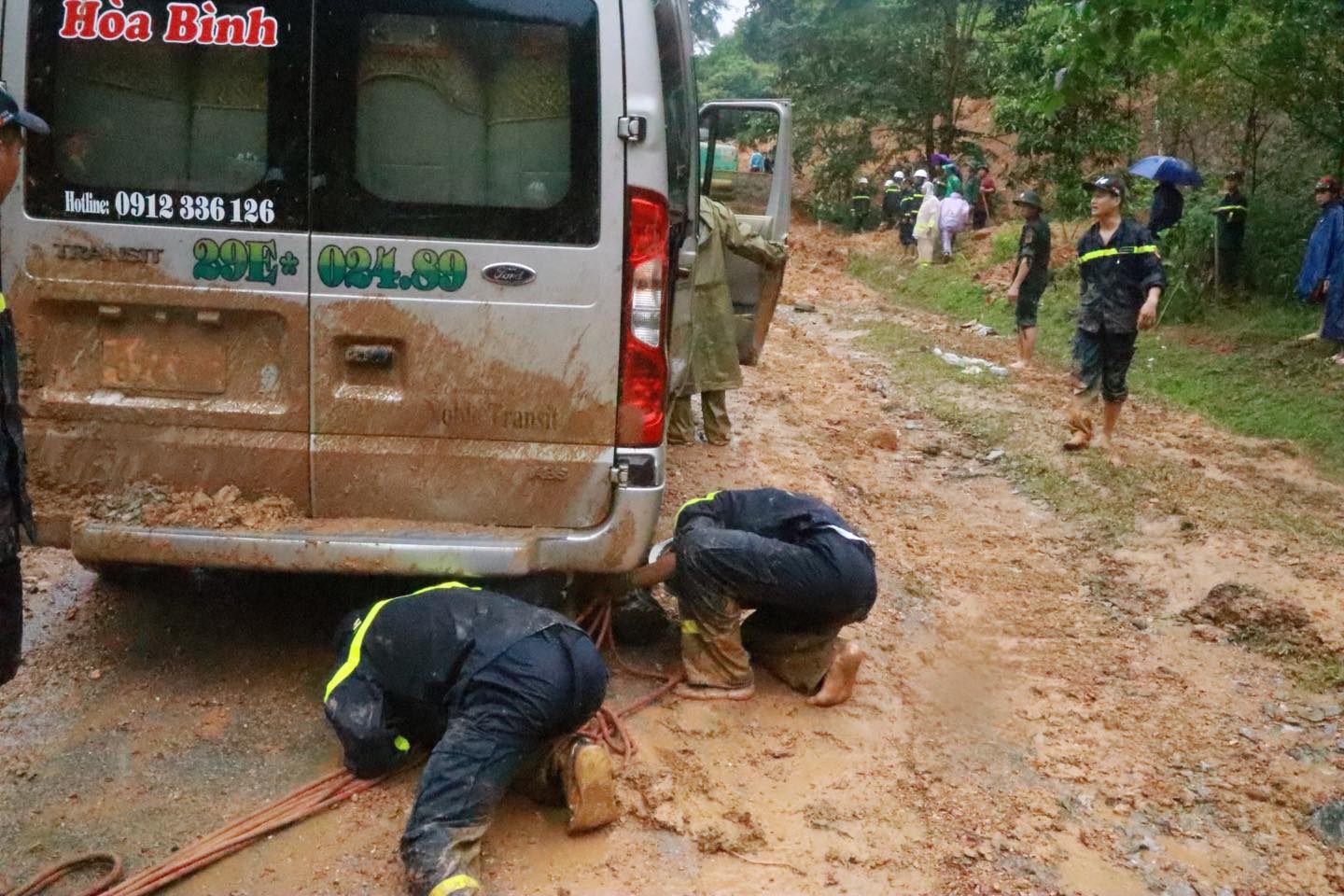 Hiện trường vụ sạt lở đất vùi lấp xe khách ở Hà Giang khiến ít nhất 7 người tử vong- Ảnh 8.