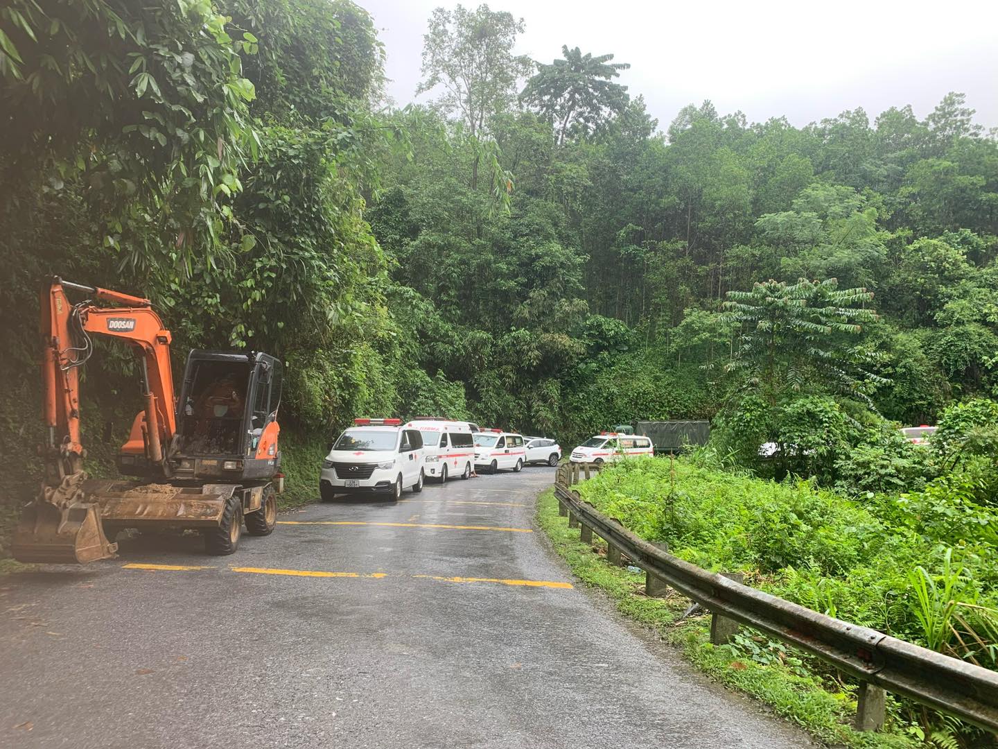 Hiện trường vụ sạt lở đất vùi lấp xe khách ở Hà Giang khiến ít nhất 7 người tử vong- Ảnh 4. Hiện trường vụ sạt lở đất vùi lấp xe khách ở Hà Giang khiến ít nhất 7 người tử vong- Ảnh 4.