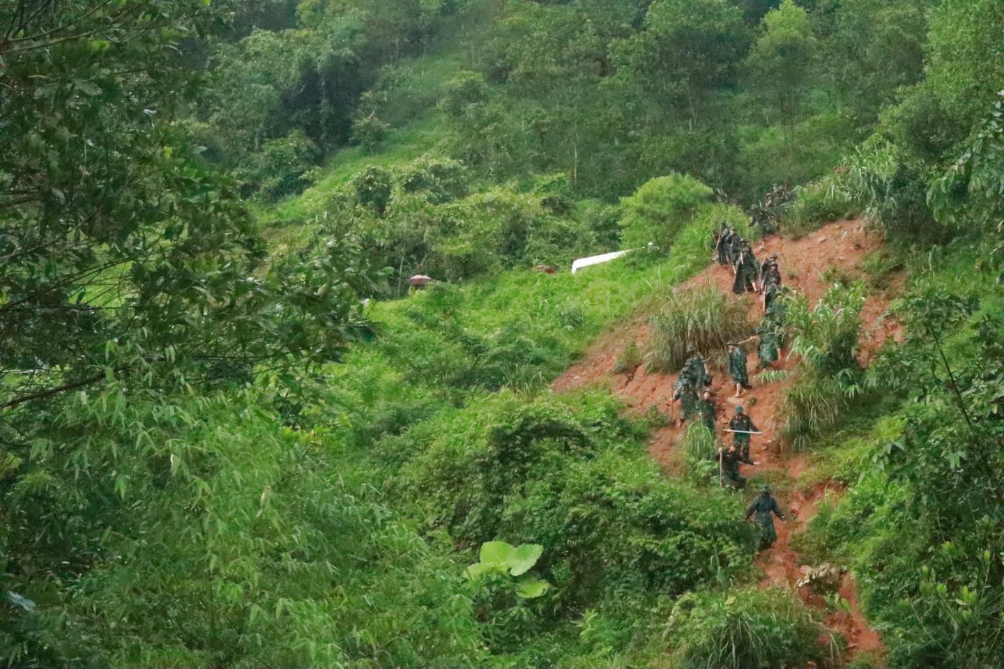 Hiện trường vụ sạt lở đất vùi lấp xe khách ở Hà Giang khiến ít nhất 7 người tử vong- Ảnh 5. Hiện trường vụ sạt lở đất vùi lấp xe khách ở Hà Giang khiến ít nhất 7 người tử vong- Ảnh 5.