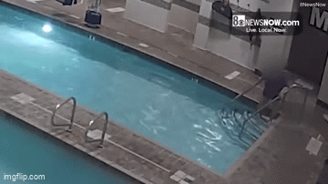 Người phụ nữ xuống bể bơi, 20 phút sau thì tử vong, camera bóc khoảnh khắc ám ảnh đến khó hiểu- Ảnh 1. Người phụ nữ xuống bể bơi, 20 phút sau thì tử vong, camera bóc khoảnh khắc ám ảnh đến khó hiểu- Ảnh 1.