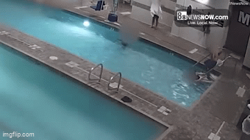 Người phụ nữ xuống bể bơi, 20 phút sau thì tử vong, camera bóc khoảnh khắc ám ảnh đến khó hiểu- Ảnh 3. Người phụ nữ xuống bể bơi, 20 phút sau thì tử vong, camera bóc khoảnh khắc ám ảnh đến khó hiểu- Ảnh 3.