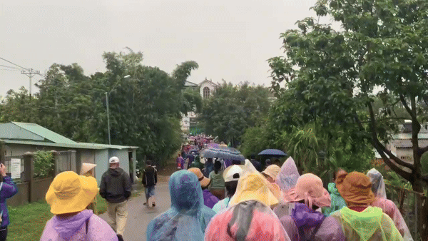 Ô tô nối hàng dài, du khách lại đổ về Gia Lai xem ông Thích Minh Tuệ khất thực: Tiết lộ điều bất ngờ- Ảnh 2. Ô tô nối hàng dài, du khách lại đổ về Gia Lai xem ông Thích Minh Tuệ khất thực: Tiết lộ điều bất ngờ- Ảnh 2.