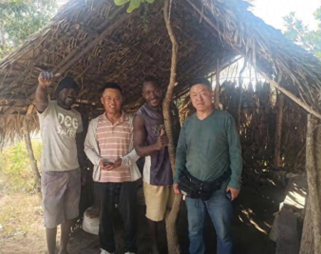 Người đàn ông Trung Quốc 52 tuổi đi "đào vàng", không ngờ lấy được vợ Châu Phi kém gần 30 tuổi- Ảnh 1. Người đàn ông Trung Quốc 52 tuổi đi "đào vàng", không ngờ lấy được vợ Châu Phi kém gần 30 tuổi- Ảnh 1.