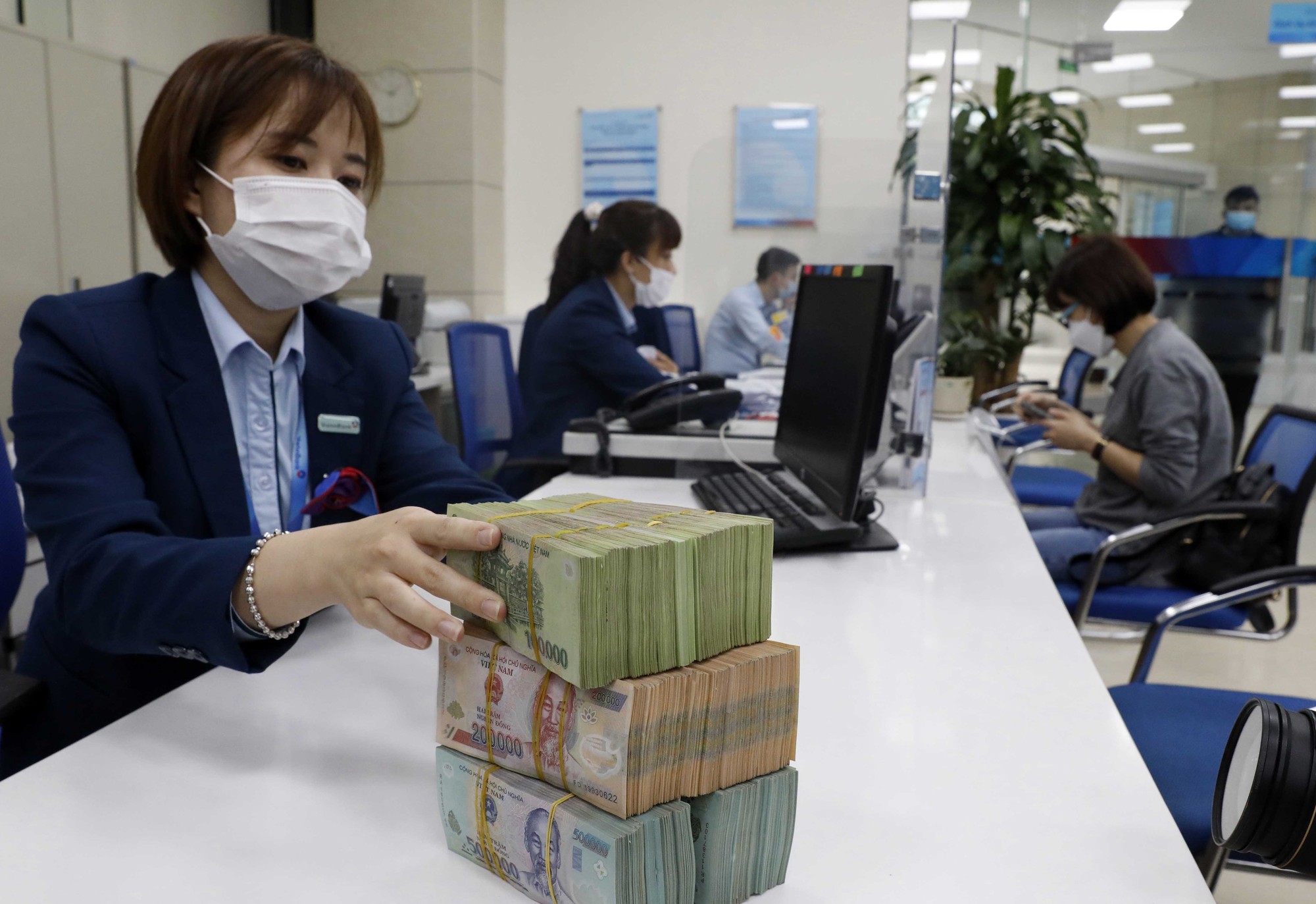 Ngân hàng cho vay món tiền nhỏ dễ dàng hơn, "tín dụng đen" sắp hết đất sống?- Ảnh 1. Ngân hàng cho vay món tiền nhỏ dễ dàng hơn, "tín dụng đen" sắp hết đất sống?- Ảnh 1.