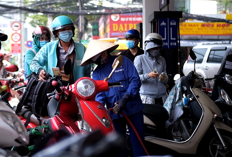 Khoản lãi bất ngờ trên mỗi lít xăng, một chủ cây xăng lần đầu bật mí- Ảnh 1. Khoản lãi bất ngờ trên mỗi lít xăng, một chủ cây xăng lần đầu bật mí- Ảnh 1.