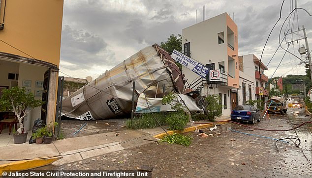 Mexico: Người dân sợ hãi khi nghe thấy tiếng nổ kinh hoàng, theo sau là quả cầu lửa khổng lồ xuất hiện- Ảnh 2. Mexico: Người dân sợ hãi khi nghe thấy tiếng nổ kinh hoàng, theo sau là quả cầu lửa khổng lồ xuất hiện- Ảnh 2.