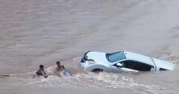 Vừa lái ôtô qua cầu, tài xế đã tái mặt vội tìm cách thoát khỏi xe: Cảnh tượng sau đó khiến ai cũng hãi hùng- Ảnh 1. Vừa lái ôtô qua cầu, tài xế đã tái mặt vội tìm cách thoát khỏi xe: Cảnh tượng sau đó khiến ai cũng hãi hùng- Ảnh 1.