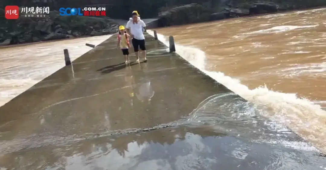 Vừa lái ôtô qua cầu, tài xế đã tái mặt vội tìm cách thoát khỏi xe: Cảnh tượng sau đó khiến ai cũng hãi hùng- Ảnh 2. Vừa lái ôtô qua cầu, tài xế đã tái mặt vội tìm cách thoát khỏi xe: Cảnh tượng sau đó khiến ai cũng hãi hùng- Ảnh 2.