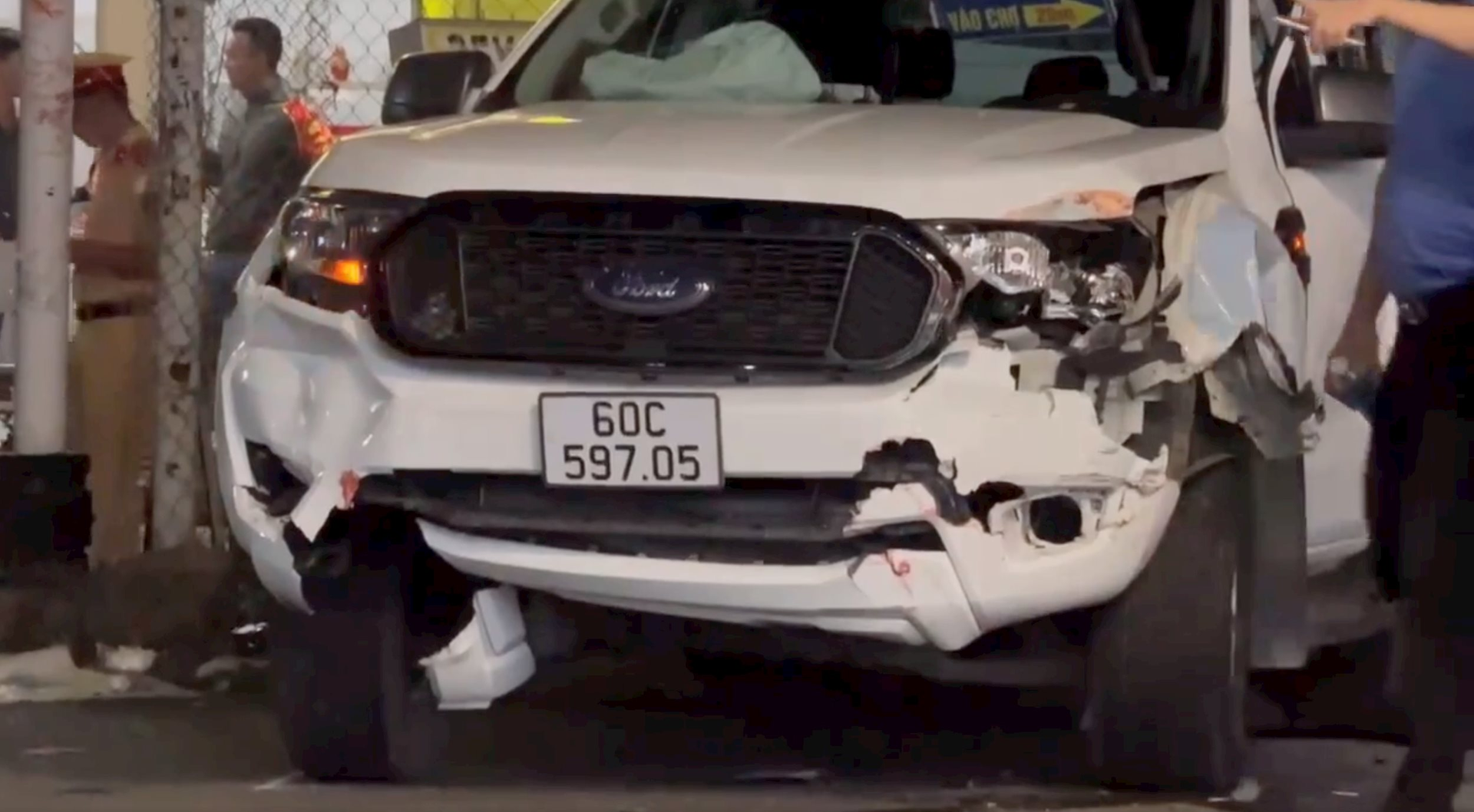 Hiện trường kinh hoàng vụ xe bán tải cố vượt rào chắn, bị tàu hỏa đâm văng khiến 5 người thương vong- Ảnh 1. Hiện trường kinh hoàng vụ xe bán tải cố vượt rào chắn, bị tàu hỏa đâm văng khiến 5 người thương vong- Ảnh 1.