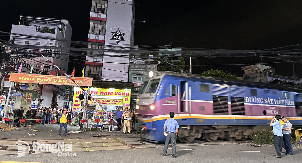 Hiện trường kinh hoàng vụ xe bán tải cố vượt rào chắn, bị tàu hỏa đâm văng khiến 5 người thương vong- Ảnh 10. Hiện trường kinh hoàng vụ xe bán tải cố vượt rào chắn, bị tàu hỏa đâm văng khiến 5 người thương vong- Ảnh 10.