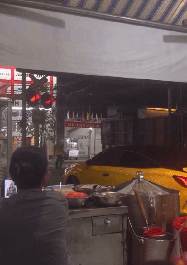 Nhân chứng vụ tai nạn tàu hỏa ở Đồng Nai: Bán tải xoay vòng đâm vào một người thu rác, tài xế bị hất tung- Ảnh 1. Nhân chứng vụ tai nạn tàu hỏa ở Đồng Nai: Bán tải xoay vòng đâm vào một người thu rác, tài xế bị hất tung- Ảnh 1.