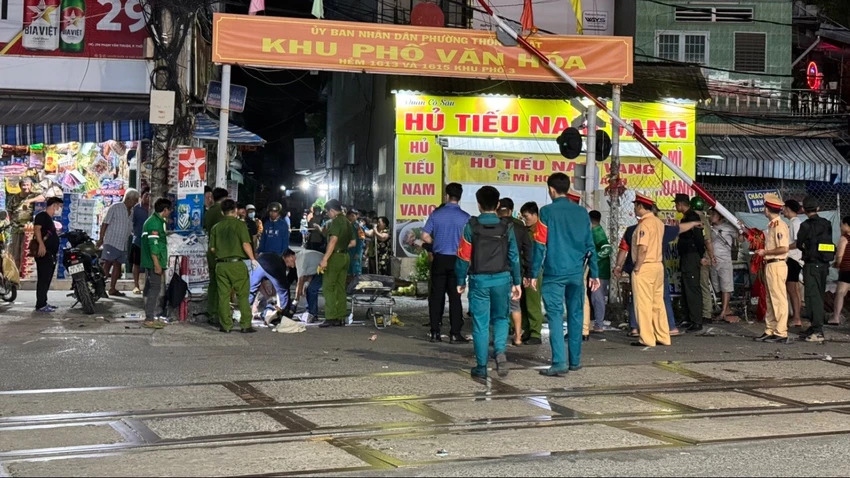 Hiện trường kinh hoàng vụ xe bán tải cố vượt rào chắn, bị tàu hỏa đâm văng khiến 5 người thương vong- Ảnh 5. Hiện trường kinh hoàng vụ xe bán tải cố vượt rào chắn, bị tàu hỏa đâm văng khiến 5 người thương vong- Ảnh 5.