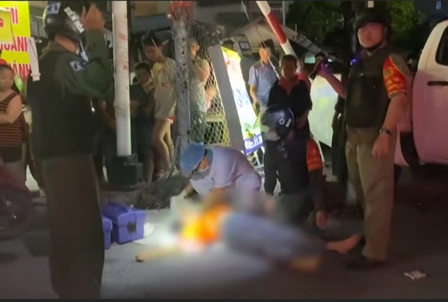 Hiện trường kinh hoàng vụ xe bán tải cố vượt rào chắn, bị tàu hỏa đâm văng khiến 5 người thương vong- Ảnh 6. Hiện trường kinh hoàng vụ xe bán tải cố vượt rào chắn, bị tàu hỏa đâm văng khiến 5 người thương vong- Ảnh 6.