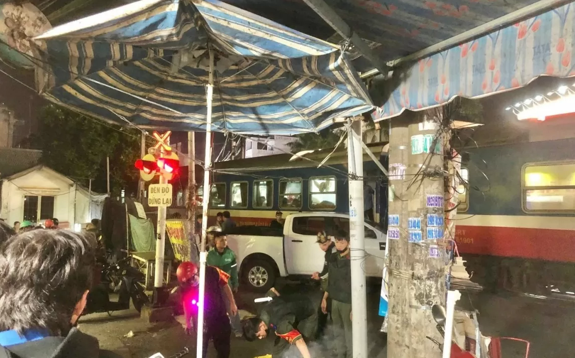 Hiện trường kinh hoàng vụ xe bán tải cố vượt rào chắn, bị tàu hỏa đâm văng khiến 5 người thương vong- Ảnh 2. Hiện trường kinh hoàng vụ xe bán tải cố vượt rào chắn, bị tàu hỏa đâm văng khiến 5 người thương vong- Ảnh 2.