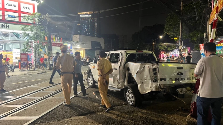 Hiện trường kinh hoàng vụ xe bán tải cố vượt rào chắn, bị tàu hỏa đâm văng khiến 5 người thương vong- Ảnh 8. Hiện trường kinh hoàng vụ xe bán tải cố vượt rào chắn, bị tàu hỏa đâm văng khiến 5 người thương vong- Ảnh 8.