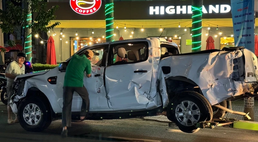 Hiện trường kinh hoàng vụ xe bán tải cố vượt rào chắn, bị tàu hỏa đâm văng khiến 5 người thương vong- Ảnh 7. Hiện trường kinh hoàng vụ xe bán tải cố vượt rào chắn, bị tàu hỏa đâm văng khiến 5 người thương vong- Ảnh 7.