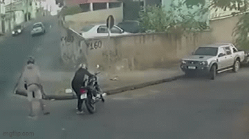 Cướp giật của cô gái, 2 kẻ bất lương gặp quả báo đau đớn: Video hiện trường khiến nhiều netizen 'hả dạ'- Ảnh 1. Cướp giật của cô gái, 2 kẻ bất lương gặp quả báo đau đớn: Video hiện trường khiến nhiều netizen 'hả dạ'- Ảnh 1.