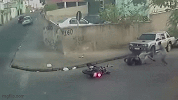 Cướp giật của cô gái, 2 kẻ bất lương gặp quả báo đau đớn: Video hiện trường khiến nhiều netizen 'hả dạ'- Ảnh 3. Cướp giật của cô gái, 2 kẻ bất lương gặp quả báo đau đớn: Video hiện trường khiến nhiều netizen 'hả dạ'- Ảnh 3.