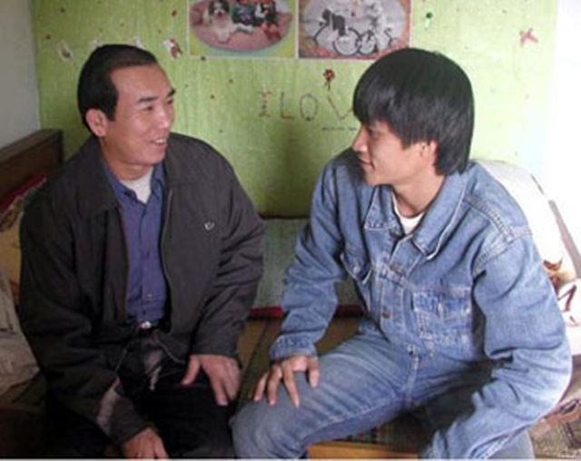 Người đàn ông đến tận nhà dạy dỗ Công Vinh - Thủy Tiên suốt 30 phút là ai?- Ảnh 1. Người đàn ông đến tận nhà dạy dỗ Công Vinh - Thủy Tiên suốt 30 phút là ai?- Ảnh 1.