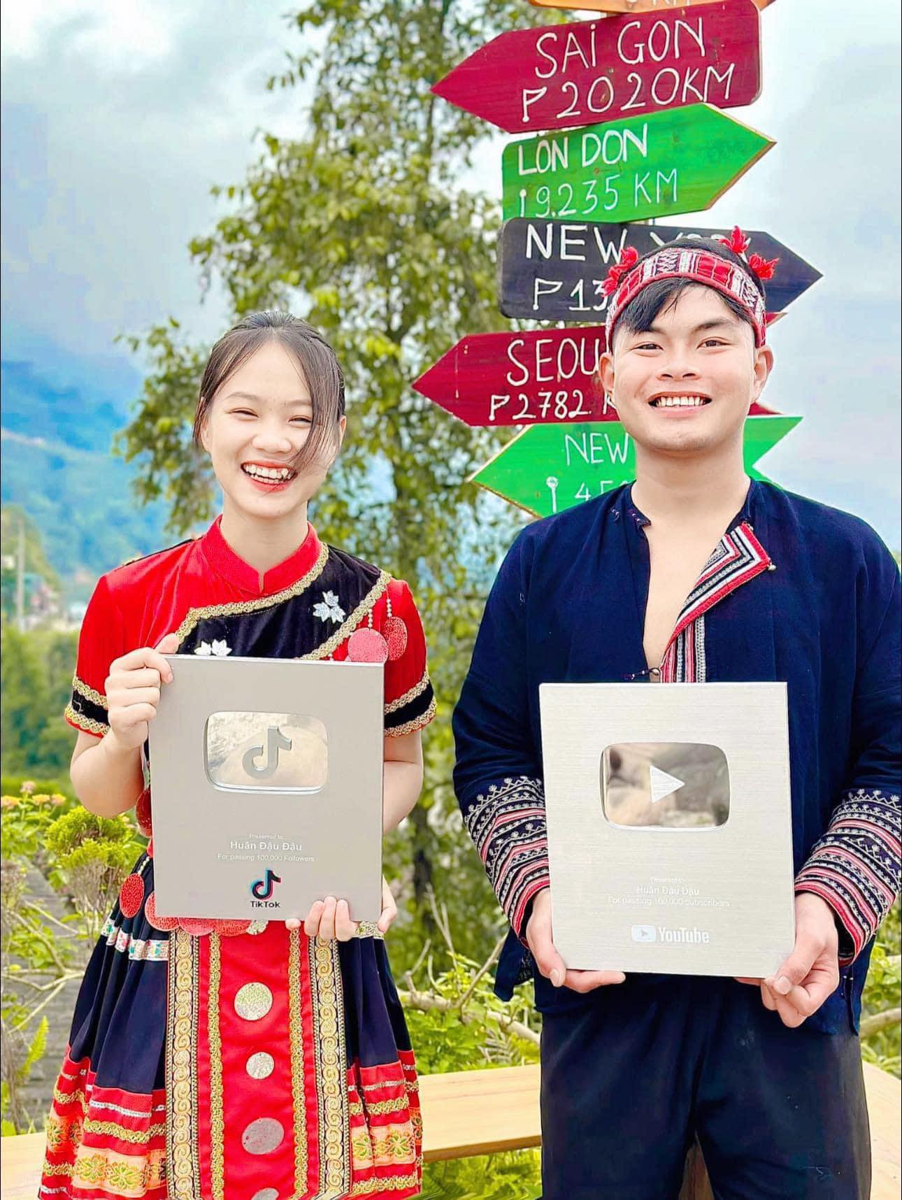 Hai anh em TikToker triệu view từ chăn trâu, cuốc đất đến phiên livestream nửa tỷ bán 'báu vật vùng cao'- Ảnh 1. Hai anh em TikToker triệu view từ chăn trâu, cuốc đất đến phiên livestream nửa tỷ bán 'báu vật vùng cao'- Ảnh 1.