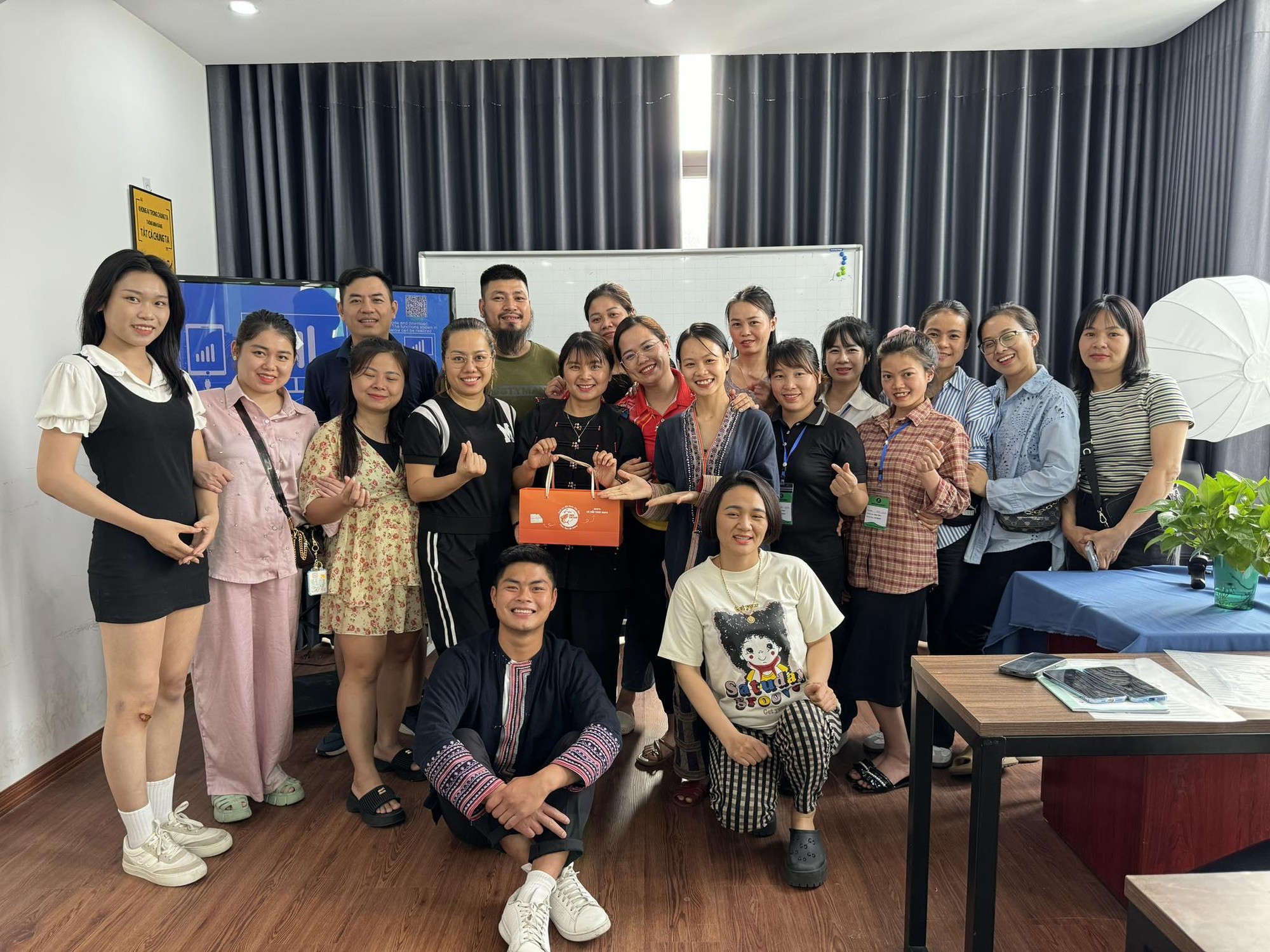 Hai anh em TikToker triệu view từ chăn trâu, cuốc đất đến phiên livestream nửa tỷ bán 'báu vật vùng cao'- Ảnh 5. Hai anh em TikToker triệu view từ chăn trâu, cuốc đất đến phiên livestream nửa tỷ bán 'báu vật vùng cao'- Ảnh 5.
