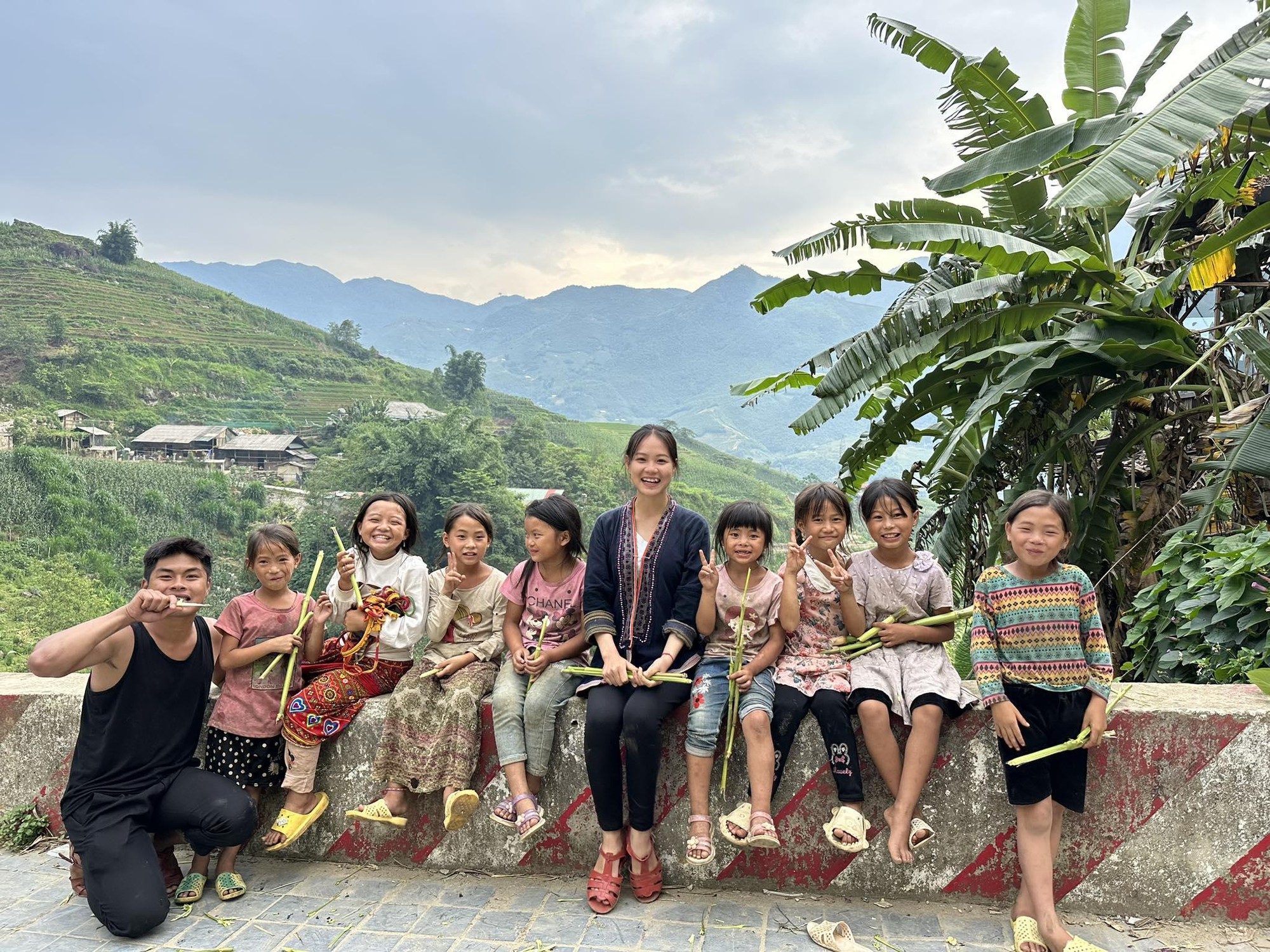 Hai anh em TikToker triệu view từ chăn trâu, cuốc đất đến phiên livestream nửa tỷ bán 'báu vật vùng cao'- Ảnh 7. Hai anh em TikToker triệu view từ chăn trâu, cuốc đất đến phiên livestream nửa tỷ bán 'báu vật vùng cao'- Ảnh 7.