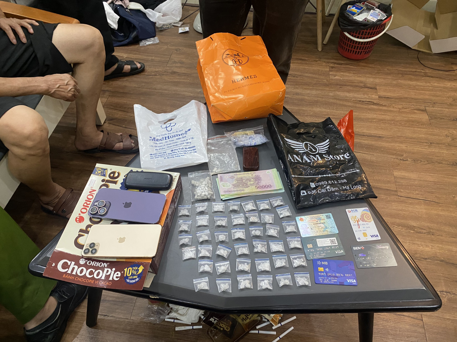 Ấp vào căn hộ chung cư, cảnh sát phát hiện bí mật động trời của người phụ nữ xinh đẹp- Ảnh 2. Ấp vào căn hộ chung cư, cảnh sát phát hiện bí mật động trời của người phụ nữ xinh đẹp- Ảnh 2.