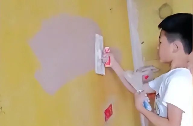 Nghỉ hè, cậu bé 9 tuổi lười học bị bố bắt đi làm phụ hồ: 7 ngày sau bố mẹ đi tìm thì tái mặt với cảnh này!- Ảnh 3. Nghỉ hè, cậu bé 9 tuổi lười học bị bố bắt đi làm phụ hồ: 7 ngày sau bố mẹ đi tìm thì tái mặt với cảnh này!- Ảnh 3.
