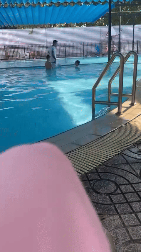 Bức xúc cảnh người đàn ông dìm bé trai xuống bể bơi ở Hà Nội, liên tục chửi bới: “Mày đẩy con tao thế à?” - Ảnh 2.