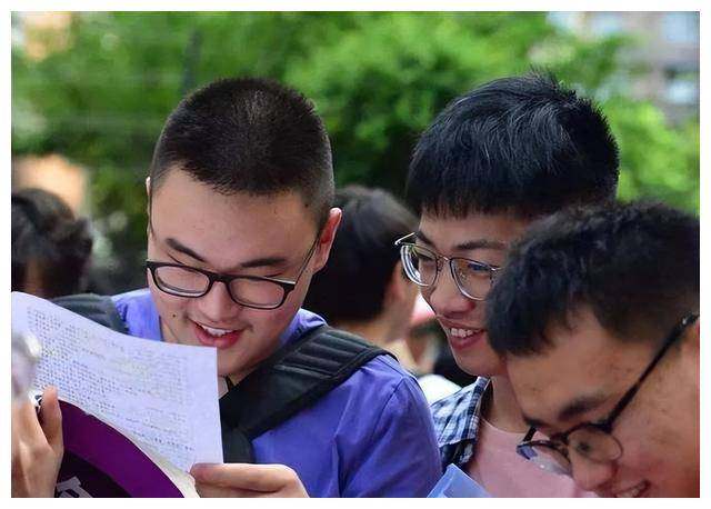 Con mới thi xong, bố mẹ đã tổ chức tiệc mừng: Ngày công bố điểm chuẩn đại học, họ hàng đòi lại tiền mừng- Ảnh 1. Con mới thi xong, bố mẹ đã tổ chức tiệc mừng: Ngày công bố điểm chuẩn đại học, họ hàng đòi lại tiền mừng- Ảnh 1.