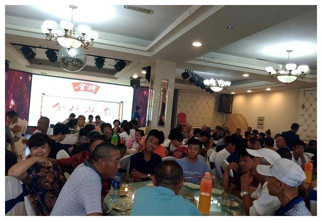 Con mới thi xong, bố mẹ đã tổ chức tiệc mừng: Ngày công bố điểm chuẩn đại học, họ hàng đòi lại tiền mừng- Ảnh 2. Con mới thi xong, bố mẹ đã tổ chức tiệc mừng: Ngày công bố điểm chuẩn đại học, họ hàng đòi lại tiền mừng- Ảnh 2.