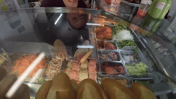 Khách Tây bất ngờ khi ăn bánh mỳ ở nước ngoài, nhận xét: "Không thể tin được đây là cách họ làm ra nó"- Ảnh 3. Khách Tây bất ngờ khi ăn bánh mỳ ở nước ngoài, nhận xét: "Không thể tin được đây là cách họ làm ra nó"- Ảnh 3.