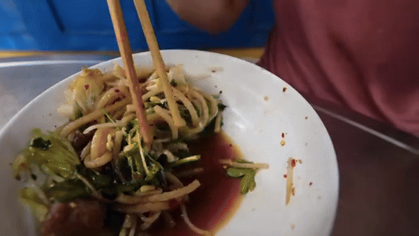 Khách Tây trầm trồ trước món đặc sản chưa tới 1 đô của tỉnh miền Trung, nhận xét "hiếm có trên thế giới"- Ảnh 6. Khách Tây trầm trồ trước món đặc sản chưa tới 1 đô của tỉnh miền Trung, nhận xét "hiếm có trên thế giới"- Ảnh 6.