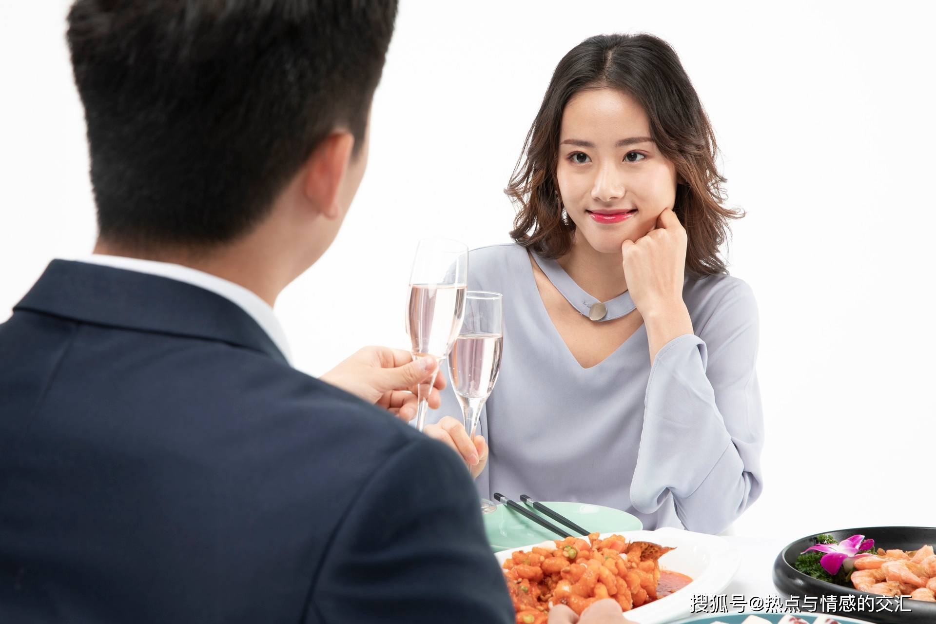 Mời bố mẹ vợ tương lai đi ăn tối với bố mẹ đẻ, giữa bữa cơm tôi bị mẹ đá vào chân, về nhà tôi quyết chia tay- Ảnh 1. Mời bố mẹ vợ tương lai đi ăn tối với bố mẹ đẻ, giữa bữa cơm tôi bị mẹ đá vào chân, về nhà tôi quyết chia tay- Ảnh 1.