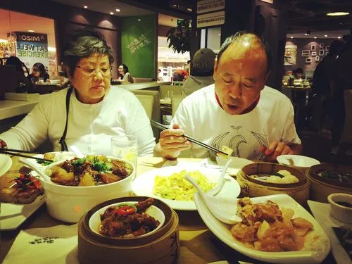 Mời bố mẹ vợ tương lai đi ăn tối với bố mẹ đẻ, giữa bữa cơm tôi bị mẹ đá vào chân, về nhà tôi quyết chia tay- Ảnh 2. Mời bố mẹ vợ tương lai đi ăn tối với bố mẹ đẻ, giữa bữa cơm tôi bị mẹ đá vào chân, về nhà tôi quyết chia tay- Ảnh 2.