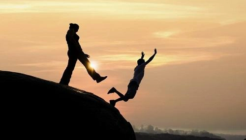 Giúp bạn, thành ra mắc nợ hơn 1 tỷ: bước vào tuổi trung niên, tránh những kiểu người này càng xa càng tốt - Ảnh 2. Giúp bạn, thành ra mắc nợ hơn 1 tỷ: bước vào tuổi trung niên, tránh những kiểu người này càng xa càng tốt - Ảnh 2.